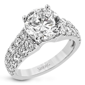 Engagement Ring in 18k Gold with Diamonds