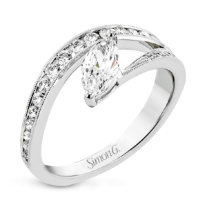 Engagement Ring in 18k Gold with Diamonds