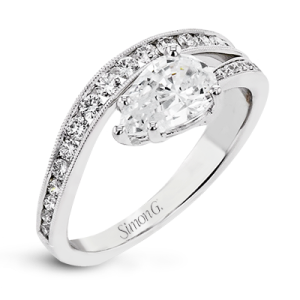 Engagement Ring in 18k Gold with Diamonds