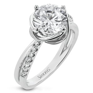 Engagement Ring in 18k Gold with Diamonds