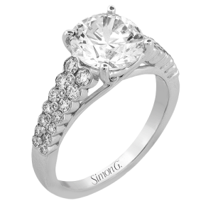 Engagement Ring in 18k Gold with Diamonds