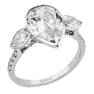 Engagement Ring in 18k Gold with Diamonds