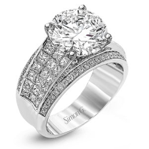Engagement Ring in 18k Gold with Diamonds