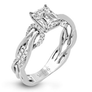 Engagement Ring in 18k Gold with Diamonds