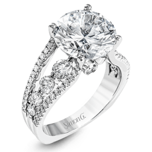 Engagement Ring in 18k Gold with Diamonds
