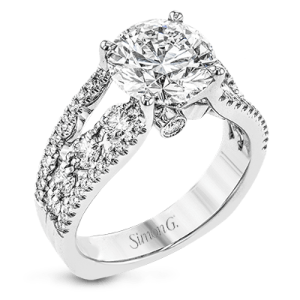 Engagement Ring in 18k Gold with Diamonds