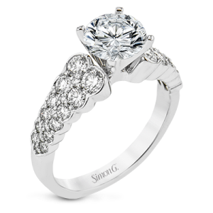 Engagement Ring in 18k Gold with Diamonds
