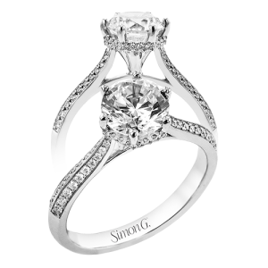 Engagement Ring in 18k Gold with Diamonds